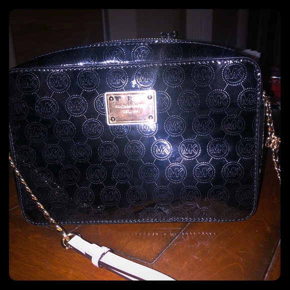 Michael Kors Handbags - Michael Kors crossbody- only used once Michael Kors Handbags - Michael Kors crossbody- only used once
